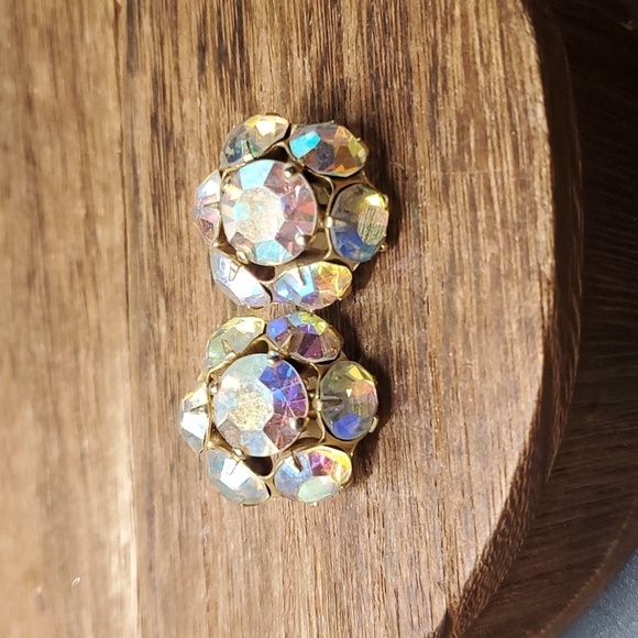 E932 weiss aurora borealis flower dome clip on earrings - Picture 1 of 4